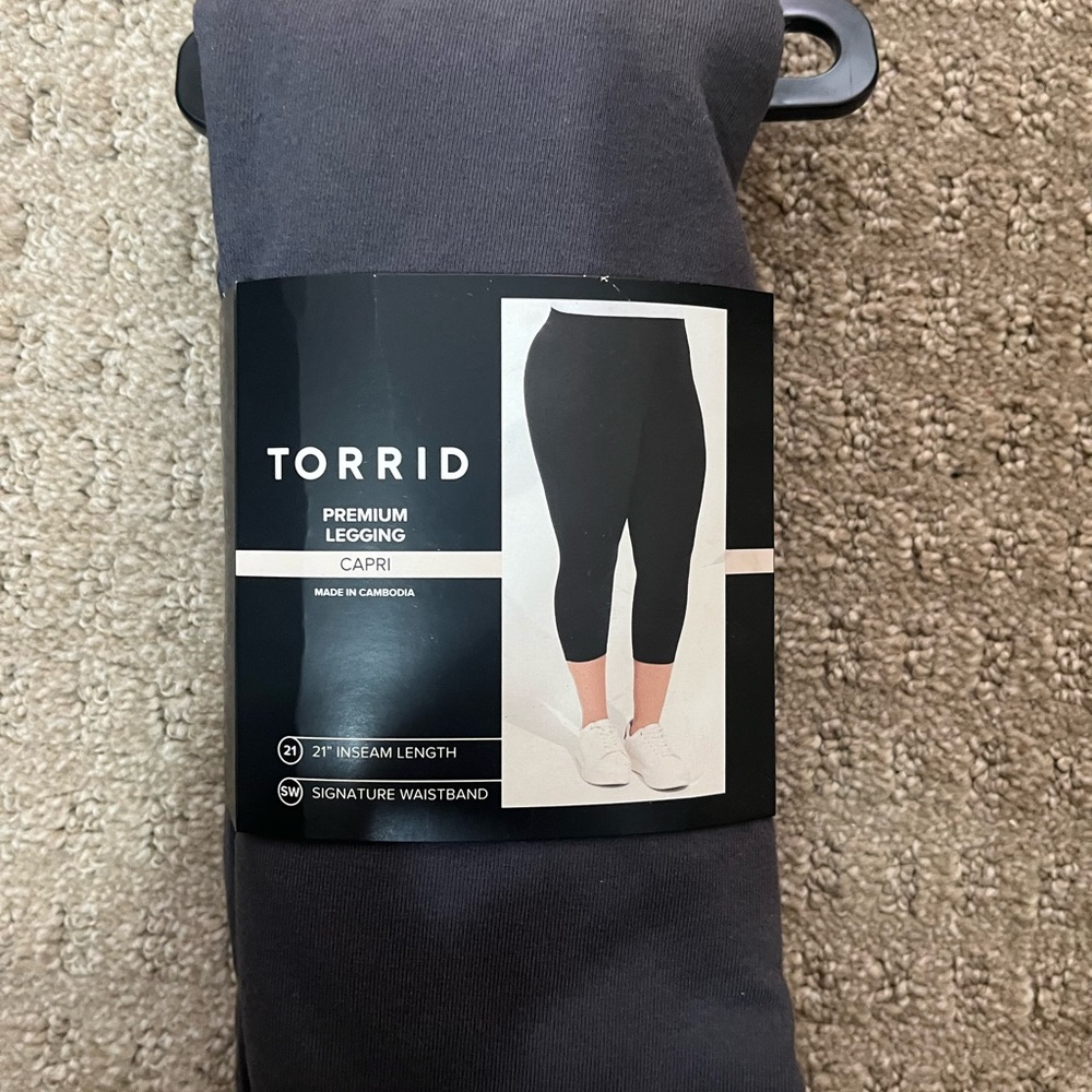 NWT Torrid Charcoal Capri Leggings (size 3)